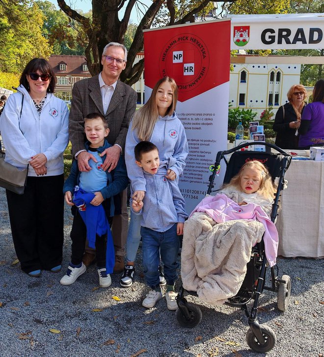 Dr. Tamara Žigman i prof. Ivo Barić iz KBC-a Zagreb s Andrejom, Chiarom, Dadom i Miom na daruvarskom Cvjetnom sajmu/Foto: Neimann-Pick Hrvatska