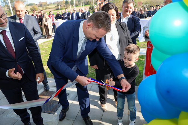 Župan je uz pomoć najmlađih prerezao vrpcu/Foto: BBŽ