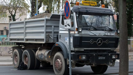 Prevozio pijesak pa ga u zavoju kod Badljevine slučajno iskipao na auto koji je vozio - policajac