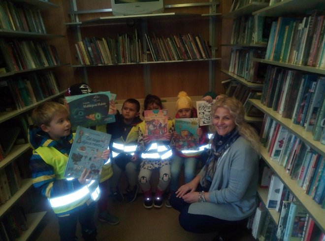 Mališani obožavaju birati knjige u bibliobusu/Foto: NK Petar Preradović