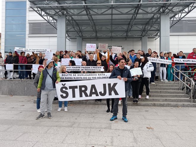 Medicinari su se okupili ispred bolnice/Foto: Slavica Trgovac Martan