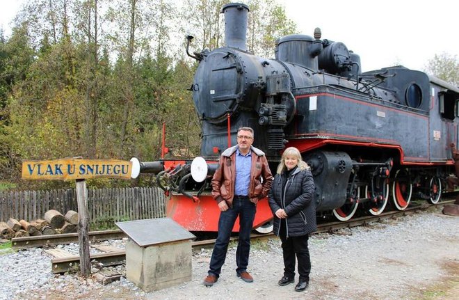 Ispred poznate lokomotive u Lovrakovom centru/Foto: Slavica Trgovac Martan