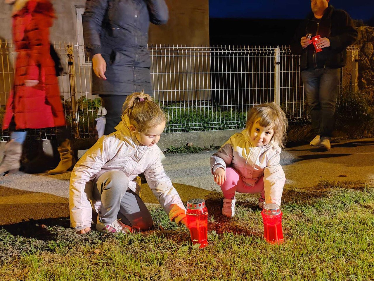 Fotografija: Paljenje svijeća u Bjelovaru za žrtve Vukovara i Škabrnje/ Foto: Martina Čapo/ MojPortal