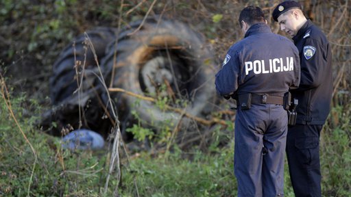 Vozač autobusa sjekao zavoj pa udario u traktor s prikolicom: Traktorist završio u jarku