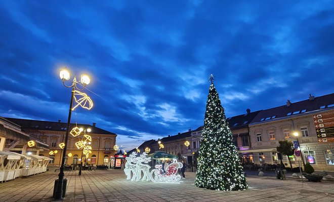 Blagdanski ukrašen Trg kralja Tomislava u Daruvaru/Foto: Nikica Puhalo/mojPortal.hr