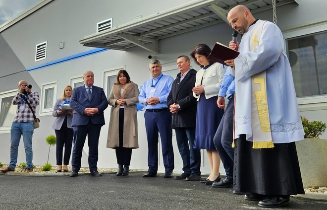 Velečasni Roko Ivanović blagoslovio je poslovni prostor/Foto: Nikica Puhalo/MojPortal.hr