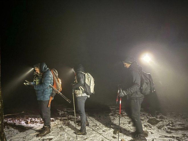 Strpljivo se čeka da Josip pogleda kuda bi mogli/Foto: Planinarsko društvo 