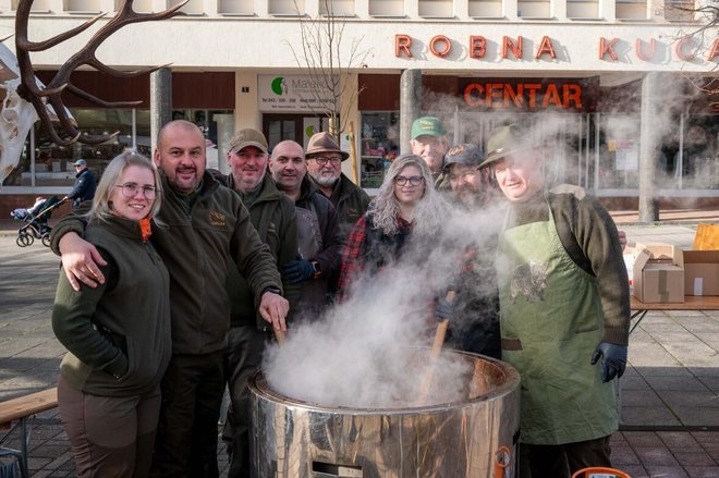 Članovi Lovačkog društva Fazan skuhali su 300 litara čobanca/Foto: Predrag Uskoković/Grad Daruvar