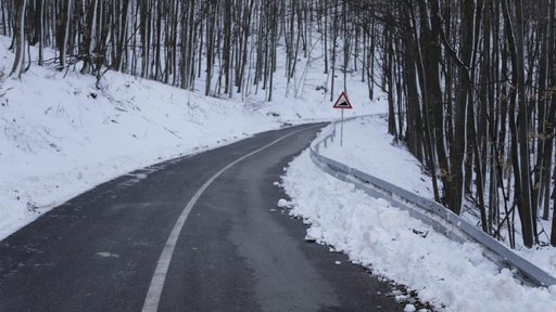 Promet od Pakraca prema Požegi otežan: "Neke dionice potpuno zatvorene, palo i stablo na kolnik"