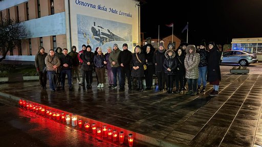 Ispred škola u BBŽ-u upaljene stotine svijeća: Građani odali počast žrtvama napada u Prečkom