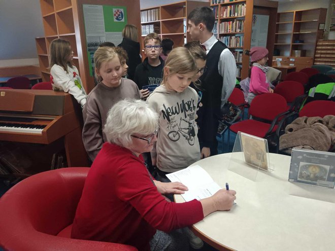 Svi školarci na poklon su dobili slikovnicu/Foto: Slavica Trgovac Martan