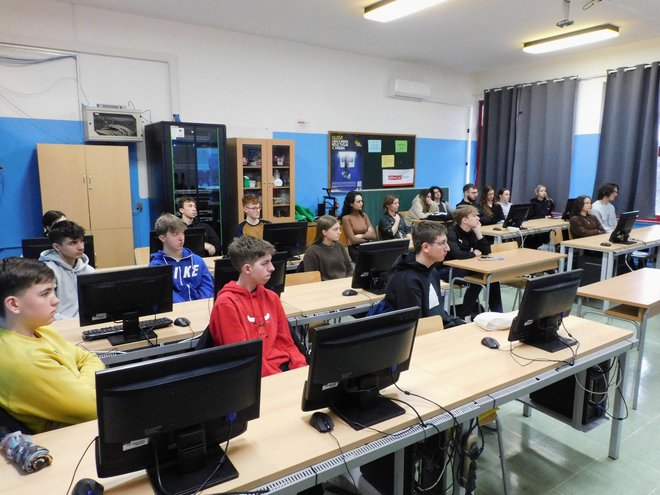 Učenici su sa zanimanjem slušali starije kolege/Foto: Foto: Nina Foškić i Lena Brletić