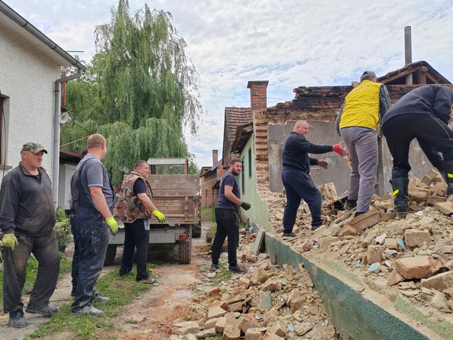 I danas, drugi dan nakon požara, ljudi pomažu i čiste/Foto: Martina Čapo