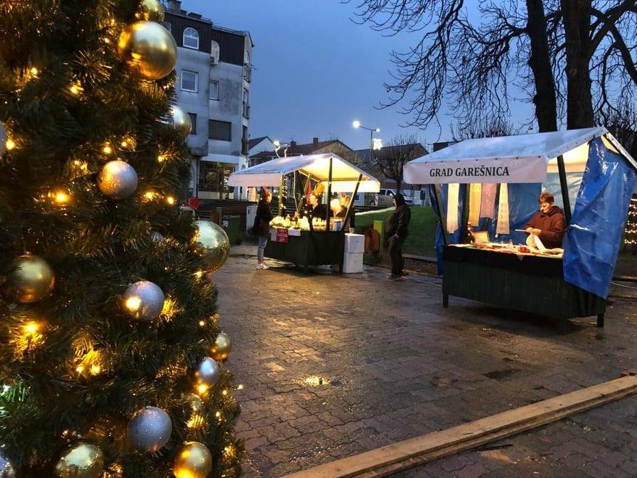 Fotografija: Štandovi na glavnom gradskom trgu/Foto: Janja Čaisa