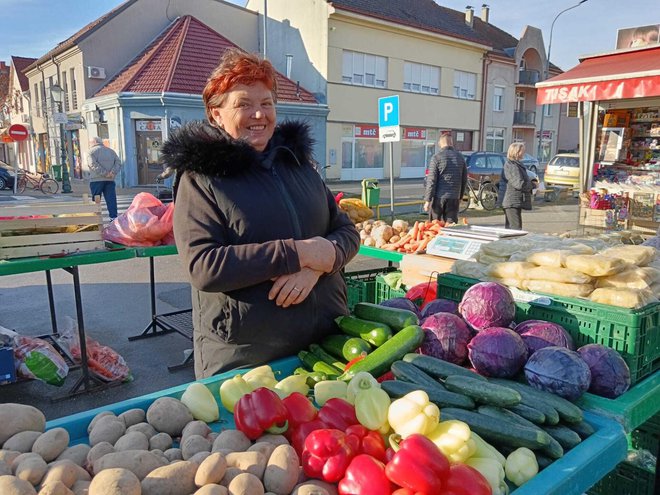 Gđa Slavica kaže kako se nakon blagdana najbolje prodaje kelj/Foto: Slavica Trgovac Martan