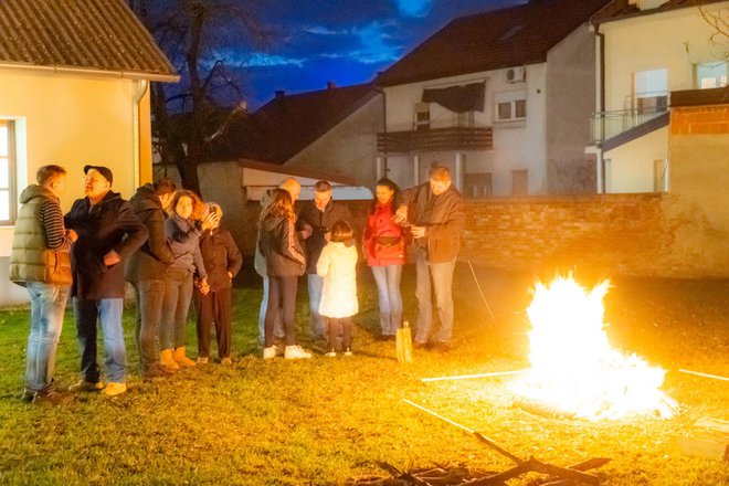 Mladi oko vatre u crkvenom dvorištu/Foto: Štefan Brajković