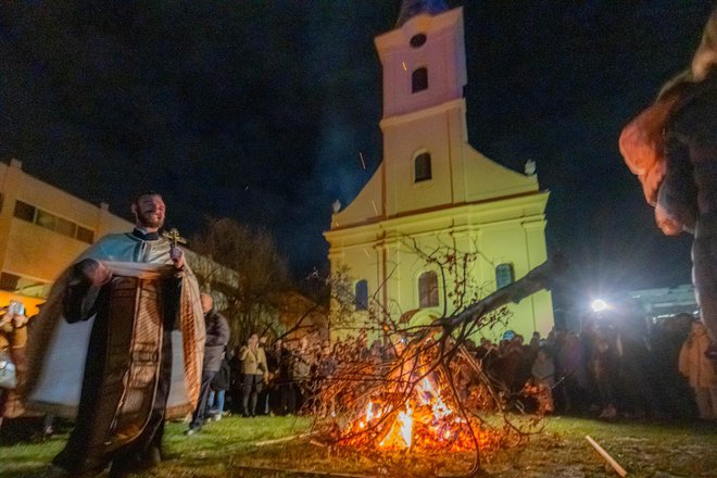 Iskre iz badnjaka poletjele su visoku prema nebu/Foto: Štefan Brajković