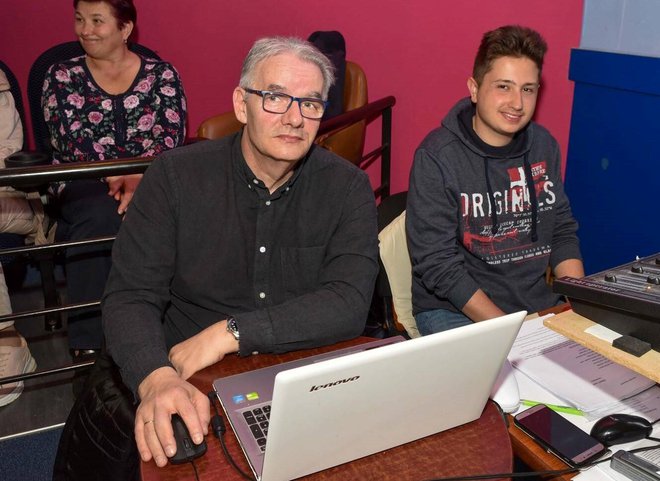 Denis Brkić (lijevo) uz suprugu Mariju autor je nove hit predstave U našem dvoru/Foto: Predrag Uskoković/Grad Daruvar