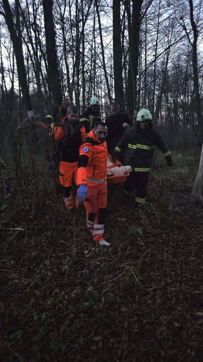 Izvlačenje žene koja je ozlijedila nogu u šumi/Foto: JVP Garešnica