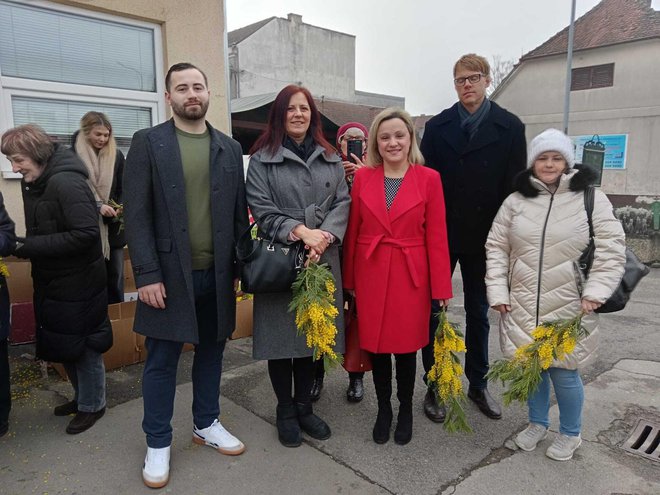 Mimoze su kupile i županijska pročelnica za zdravstvo Andrea Bengez i ravnateljica bjelovarske bolnice Sanela Grbaš Bratković/Foto: Slavica Trgovac Martan