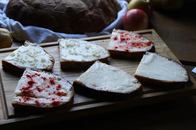 Kruh s mašću, posipan paprikom/Foto: Slavica Trgovac Martan