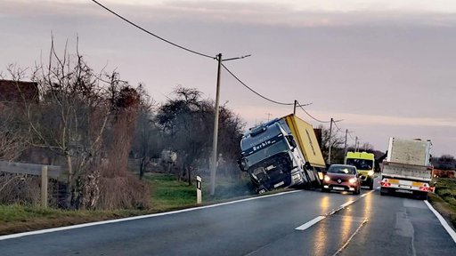 UPRAVO Prometna u Predavcu, kamion na boku u jarku, hitna na mjestu nesreće