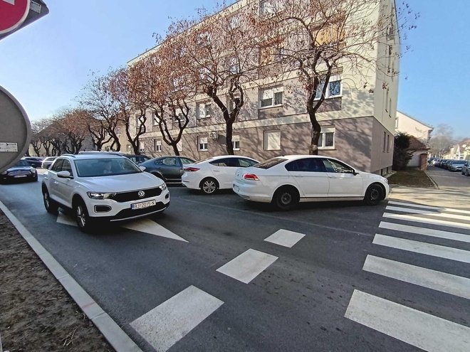 Nepropisno parkirani automobili dodatno otežavaju preglednost/Foto: Slavica Trgovac Martan