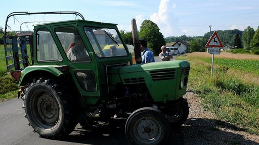 Pijan i bez dozvole vozio traktor kroz Štefanje, završio u policiji na triježnjenju