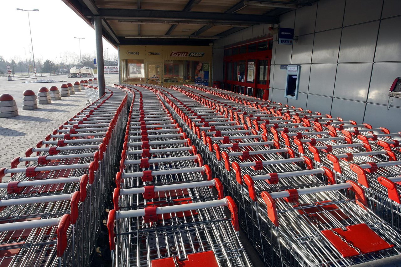 Fotografija: Zagreb, 040109.
Prva nedjelja u ovoj godini od kad se primjenjuje novi zakon o zabrani rada nedjeljom za trgovce.
Na slici prazna kolica i parkiraliste u krugu lanca Kaufland u Branimirovoj ulici.
Foto: Goran Mehkek/CROPIX