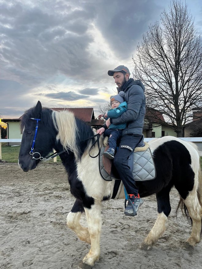 Ljubav prema plemenitim životinjama Laura i Ivan prenijeli su i na malenog Tina/Foto: Ustupila Laura Šapić Vodogažec