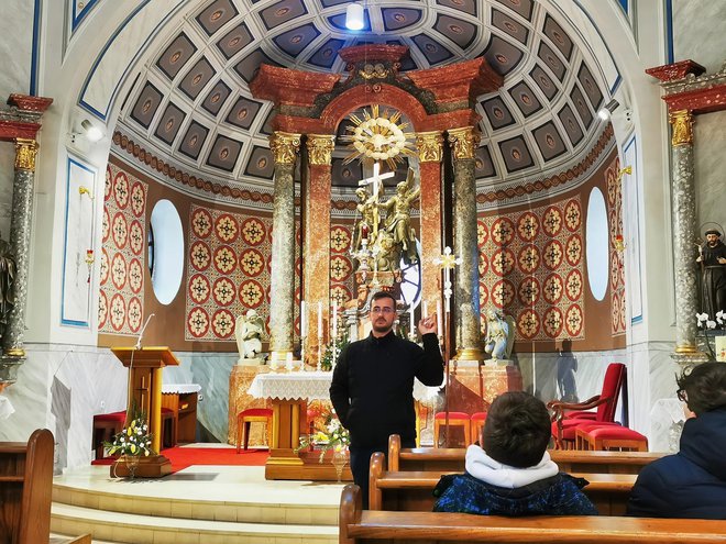 Župnik Ivan Popić oduševio je goste iz Italije poznavanjem talijanskog jezika/Foto: OŠVN