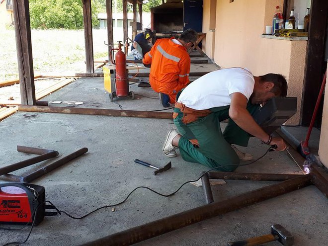 Kad treba zasukati rukave na igralištu, Dišničani su tu/Foto: NK Dišnik