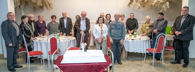 Slavljenici s čazmanskim gradonačelnikom DInkom Pirakom/Foto: Davor Kirin (Ustupila Marica umirovljenika Čazma)