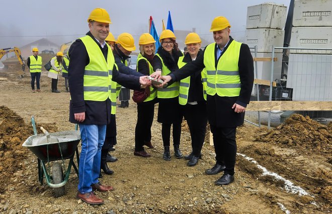 Predstavnici Grada, Županije i ravnateljice daruvarskih škola s vremenskom kapsulom ispred temelja budućeg Učeničkog doma/Foto: Nikica Puhalo/MojPortal.hr