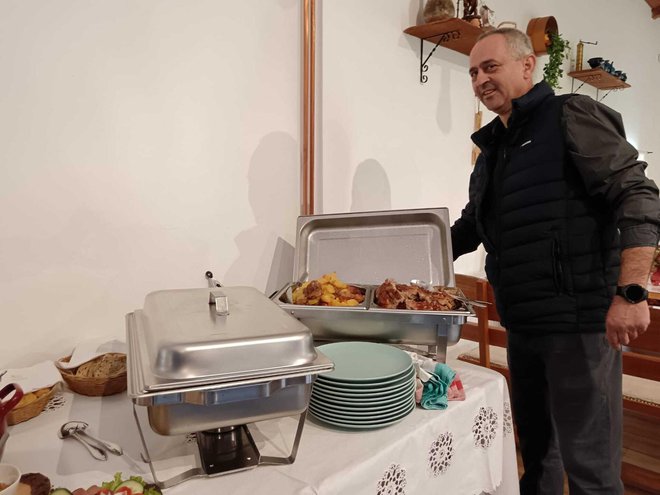 Domaćin Goran je domaćim delicijama počastio goste/Foto: Slavica Trgovac Martan