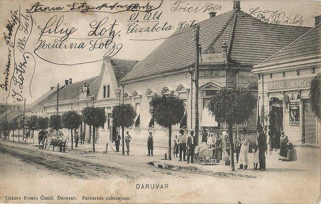 Vjerojatno najstarija fotografija zgrade je razglednica tadašnje Poštanske ulice poslana iz Daruvara 1905. godine. Na zakošenom uglu vidimo obični prozor što nam govori da kuća u tom trenutku služi samo za stanovanje. Jednako kao i susjedna na čijem mjestu će kasnije nići katnica - parna pekara./Izvor: Zbirka Dejana Lekovića