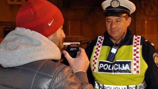 Daruvarski policajci uhitili mladića koji je vozio auto s 1,35 promila alkohola u krvi