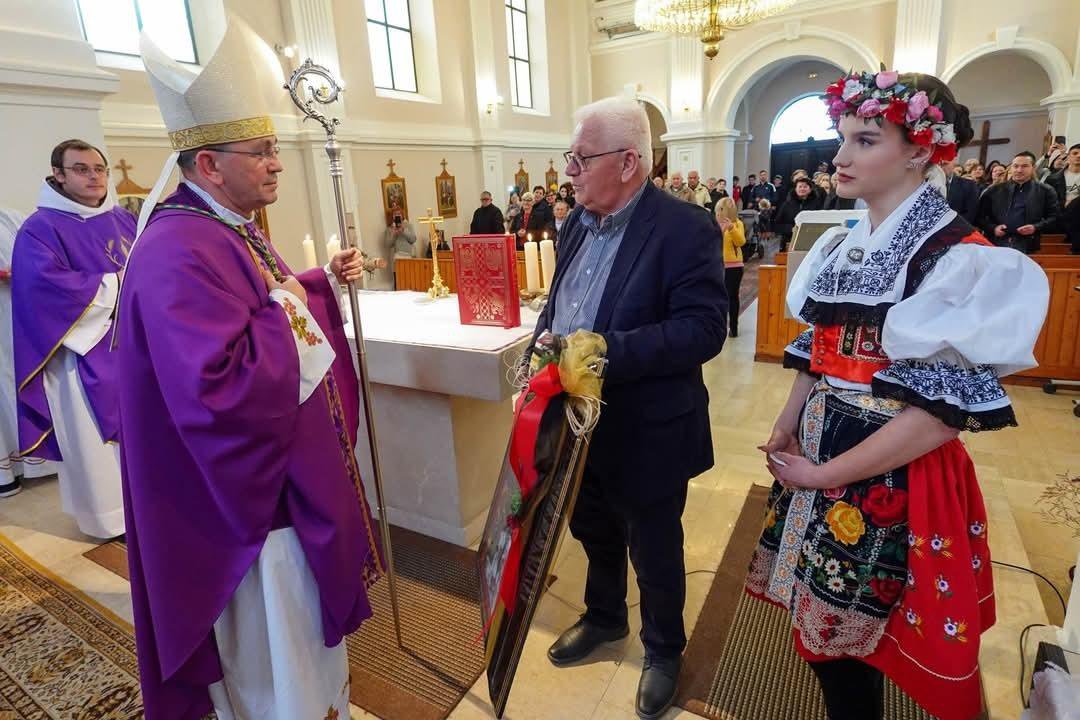 Fotografija: Biskup je od Općine Končanica na dar dobio sliku/Foto: Općina Končanica