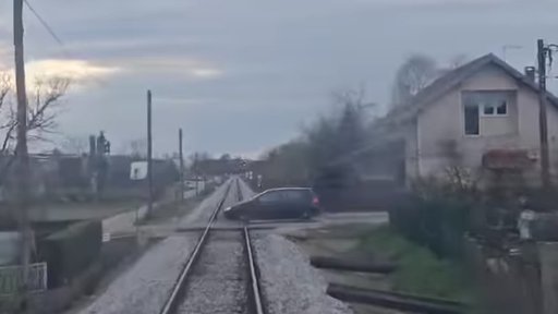 VIDEO Šokantna snimka s pružnog prijelaza u Bjelovaru: Osobni automobil izletio pred vlak